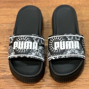 Woman’s Puma platform slides